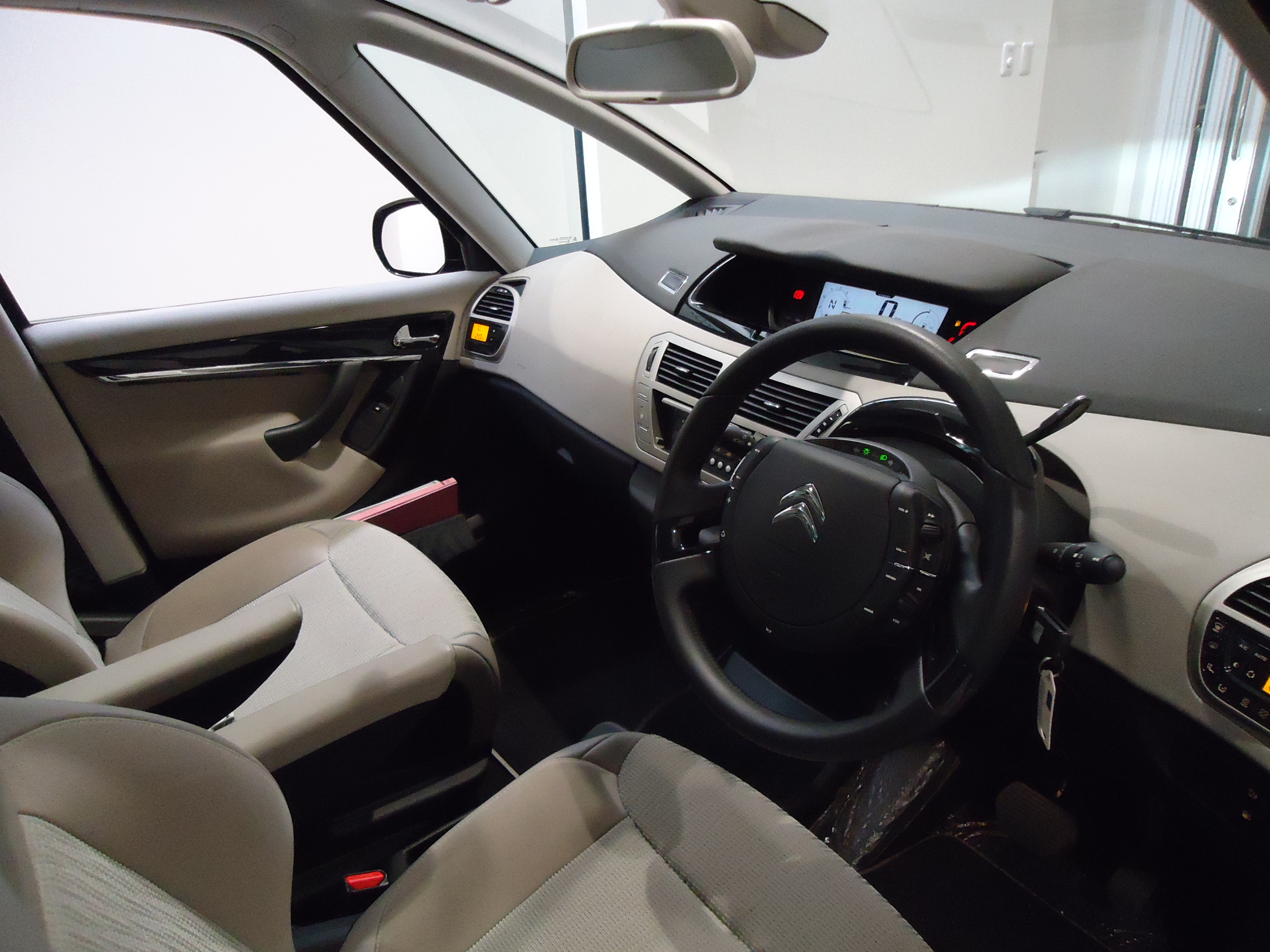 速報！　試乗車　C4　Picasso  Exclusive　を販売いたします！