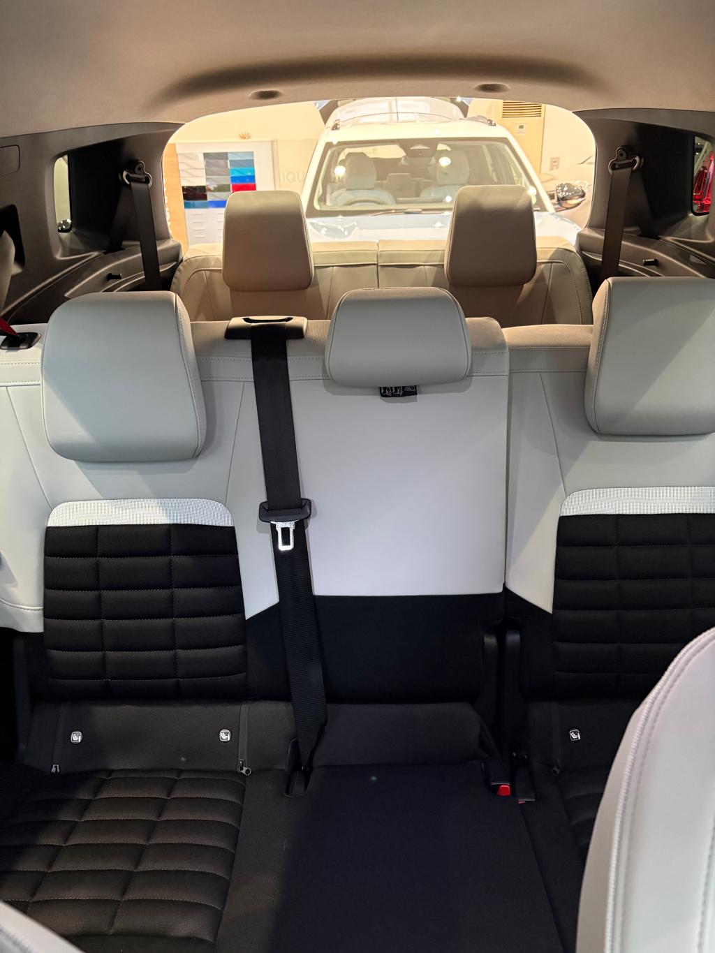NEW C3 AIRCROSSの後部座席のご紹介です